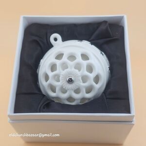 2011 Pandora Porcelain White Ball Christmas Ornament Unforgettable Moments w/Box